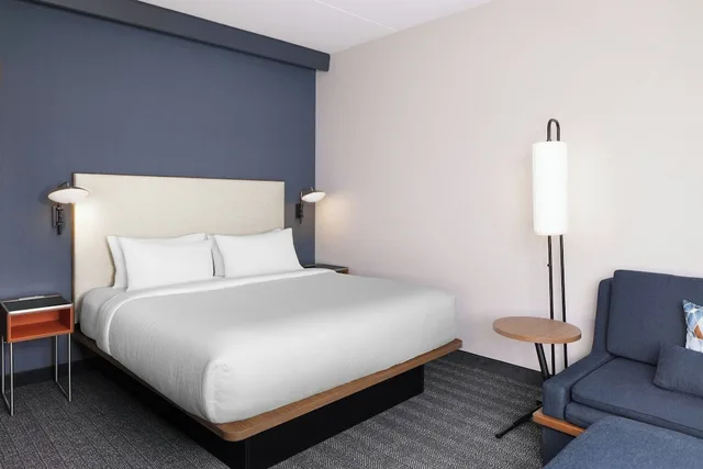 غرفة بسرير كينج مع أريكة لذوي الإعاقة، Courtyard by Marriott Kodak Sevierville 2/4