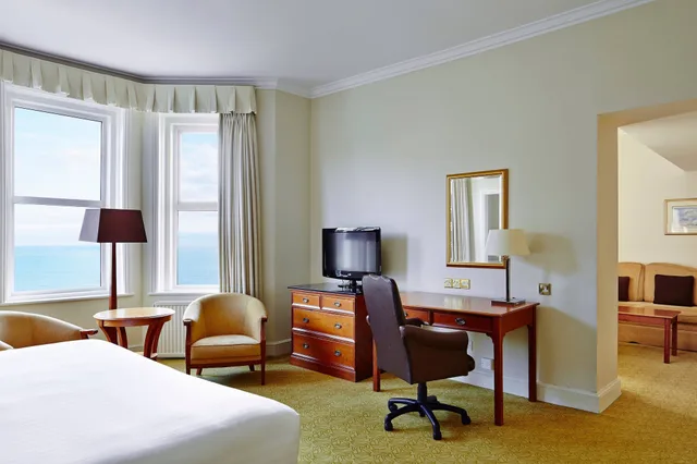 جناح جونيور بسرير كينج بإطلالة على البحر مع أريكة، Marriott Highcliff 5/8