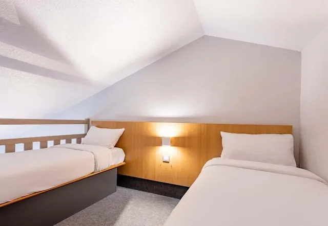 غرفة قياسية رباعية بسرير مزدوج وسريرين منفصلين، B&B HOTEL Boulogne-sur-Mer Saint-Martin 1/7