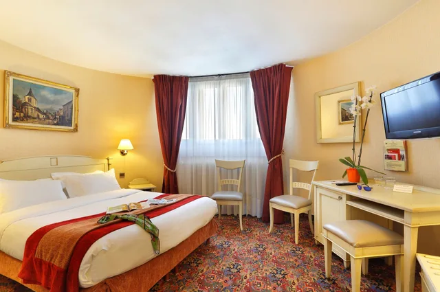 غرفة بسرير كوين مع أريكة، The Originals City Hotel Paix Republique Paris 1/4