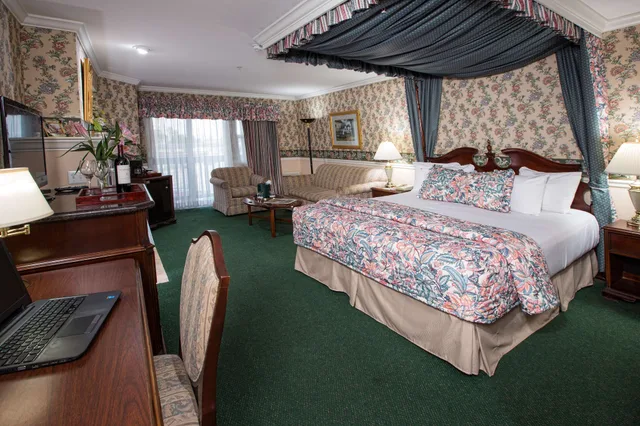 غرفة بسرير كينج بشرفة لذوي الإعاقة، Ascot Suites Morro Bay 2/6