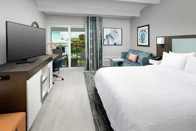 غرفة بسرير كينج بشرفة لذوي الإعاقة، Hampton Inn Marathon Florida Keys Fl 1/2