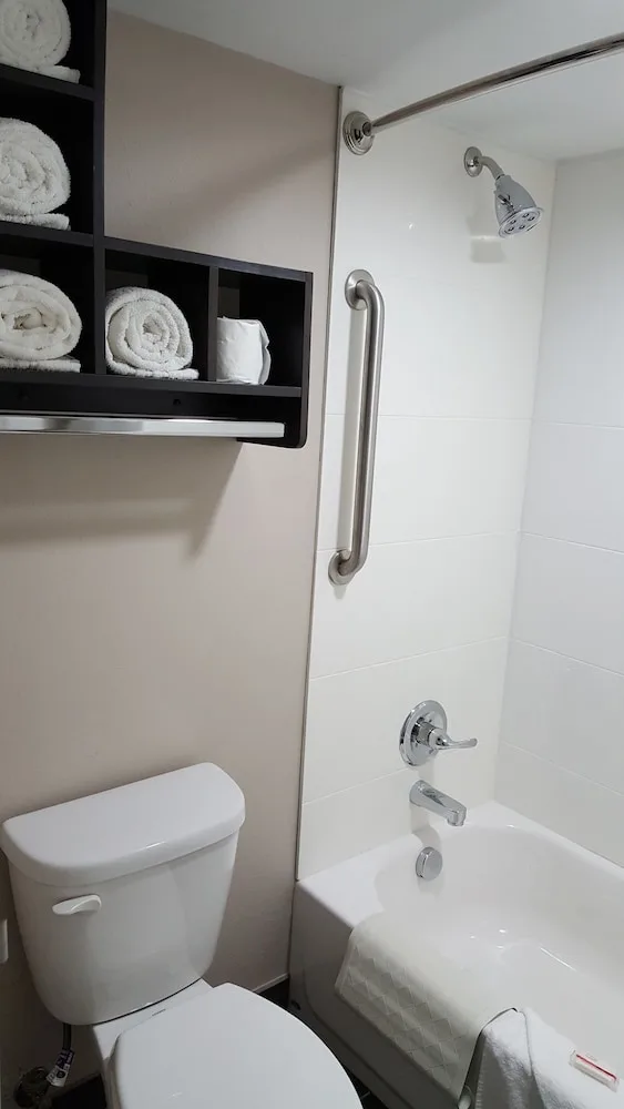 Efficiency, King Bed، Baymont By Wyndham Clarksville 5/5