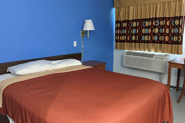 غرفة بسرير كوين لذوي الإعاقة، Hotel Aransas Pass, TX 1/4