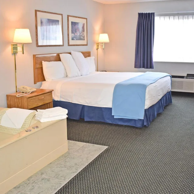 غرفة ديلوكس بسرير كينج بجاكوزي، Americas Best Value Inn Tahquamenon Country 4/7