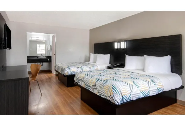 2 Queen Beds Mobil Access Tub Nsmk Kitchen، Studio6 San Antonio, TX - Northwest Medical Center 5/10