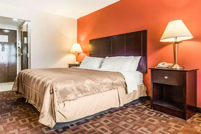 جناح بسرير كينج، Quality Inn & Suites Lawrenceburg 1/2