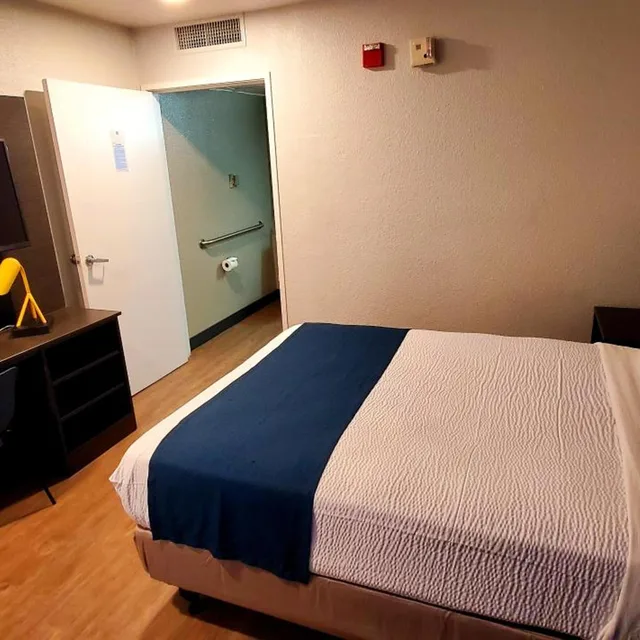 1 Queen Bed - ADA/RI Shower، Motel6 Palmdale, CA 6/10