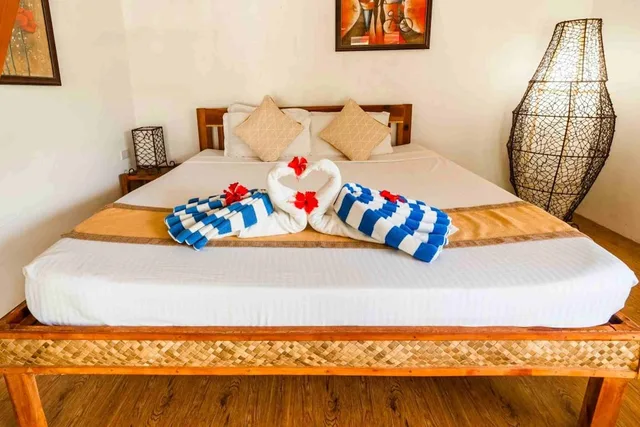 غرفة بسرير كينج وثلاثة أسرّة بإطلالة على الحديقة، Romantic Beach Villas 1/1