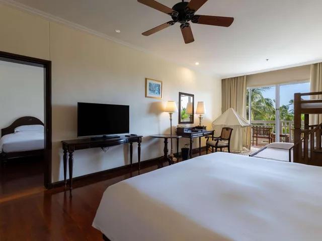 غرفة عائلية ثلاثية بسريرين منفصلين وسرير كينج وسرير بطابقين بشرفة بغرفتي نوم، Sofitel Krabi Phokeethra Golf & Spa Resort 9/10