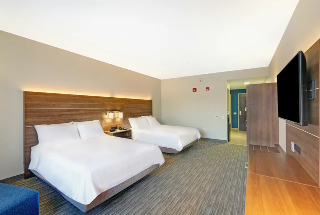 Room, 2 Queen Beds, Accessible, Holiday Inn Express Hotel Suites Woodstock South 2/6