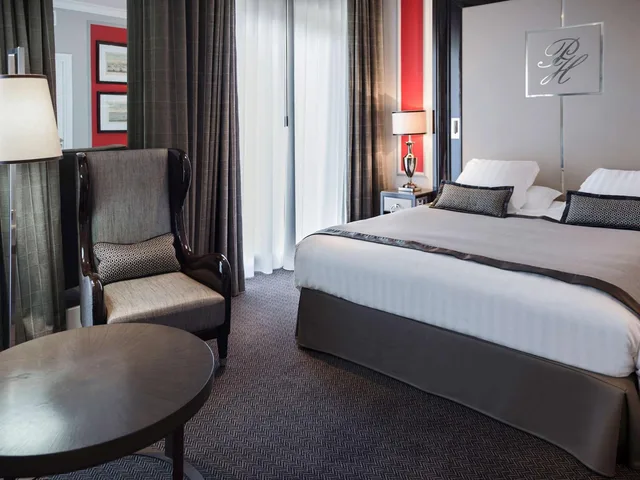 غرفة ديلوكس بسرير كينج وسرير كوين بإطلالة على المدينة، Park Hotel Grenoble - Handwritten Collection 5/6