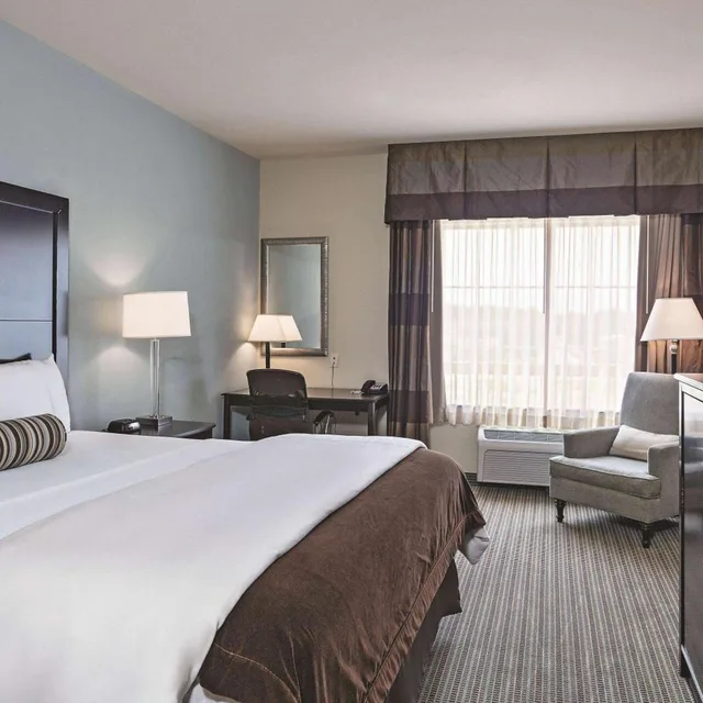 غرفة ديلوكس بسرير كينج، La Quinta Inn and Suites by Wyndham DFW Airport West - Euless 3/5