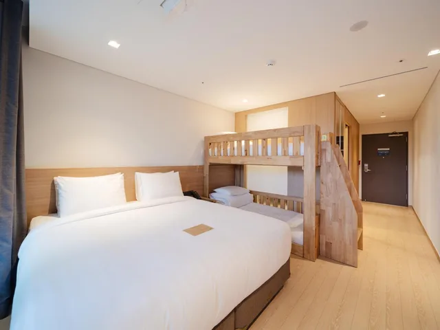 Pine, Tree, Deluxe, Family, Twin Beds, 4 Double Beds, Lake or Lake View, Hot Tub، SkyBay Hotel Gyeongpo 3/8
