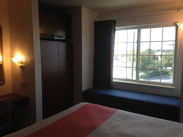 غرفة قياسية بسرير كوين، Motel6 Olathe, KS 5/8