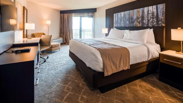 Room, King Bed, Balcony View, Aiden by Best Western Warm Springs Hotel and Event Center 1/7