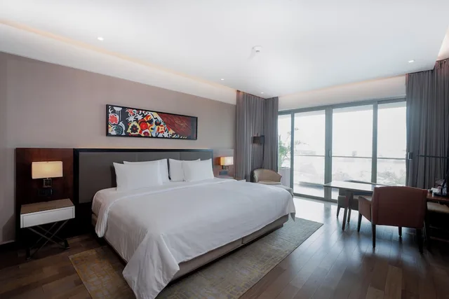 غرفة بسرير كينج بشرفة، GRAND HYATT KOCHI BOLGATTY 1/8