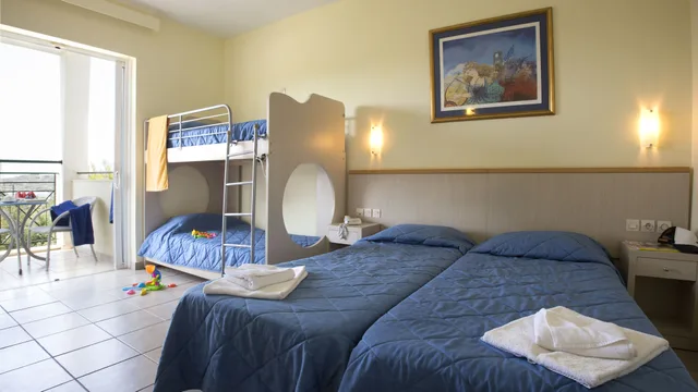 غرفة عائلية بسريرين منفصلين وسرير بطابقين بإطلالة على الحديقة، Mareblue Beach Resort 1/1
