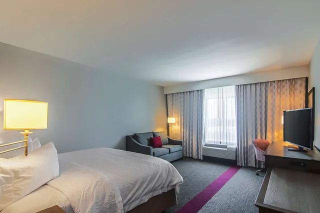 غرفة تنفيذية بسرير كينج، Hampton Inn & Suites Dallas/Richardson 3/6