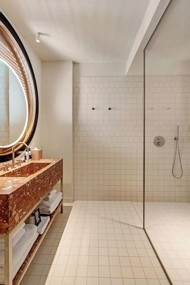 جناح بسرير كينج، The Standard, Brussels 4/5