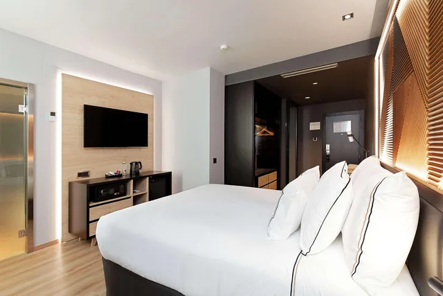 Deluxe, Queen Bed, Melia Avenida America 1/2