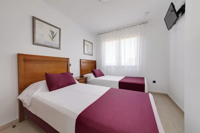 غرفة عائلية بإطلالة على البحر بشرفة بغرفتي نوم، Hotel Daniya Denia 2/3