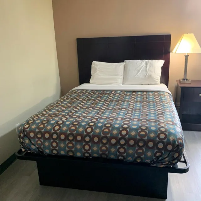 جناح بسرير كوين مع أريكة، Baymont by Wyndham Iron Mountain 4/6
