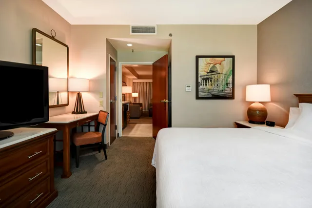 جناح بريميوم ركني بسرير كينج، Embassy Suites Little Rock 1/4