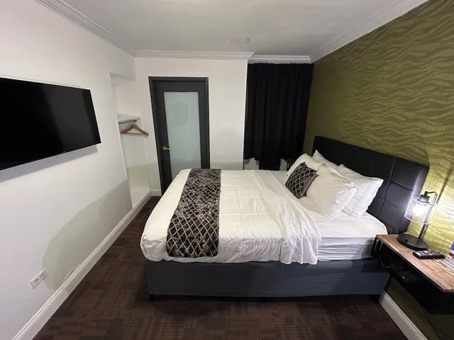 Interior, Standard, Queen Bed, Hotel Richland LES 4/10