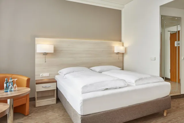 جناح جونيور، H+ Hotel Berlin Mitte 1/9