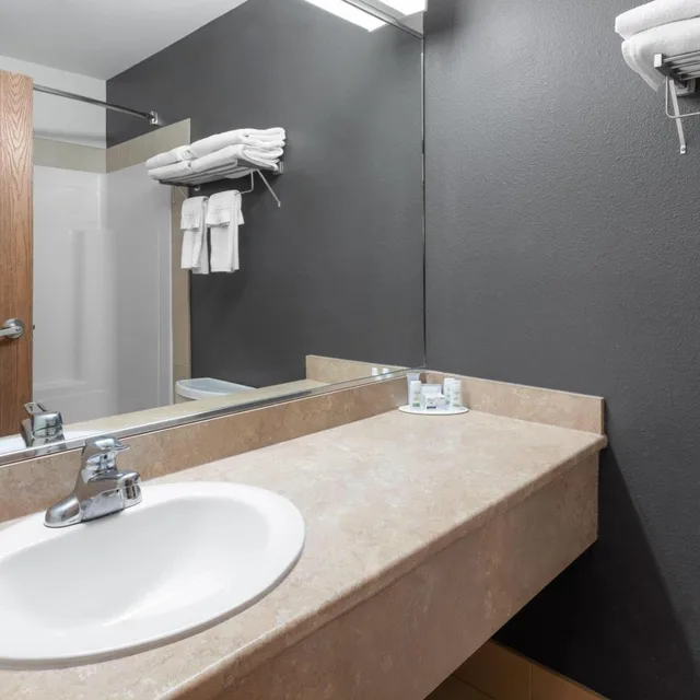 جناح تنفيذي بسرير كينج مع أريكة بجاكوزي، Super 8 By Wyndham Quebec City 8/10