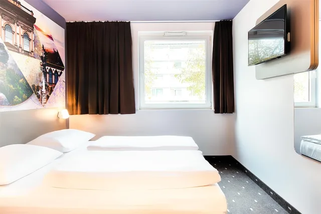 غرفة بسرير كوين، B&B Hotel Kaiserslautern 1/6