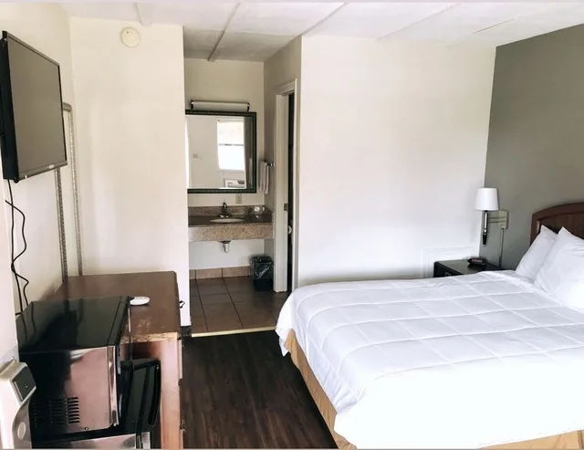 غرفة بسرير كوين، Americas Best Value Inn Princess Anne 2/3