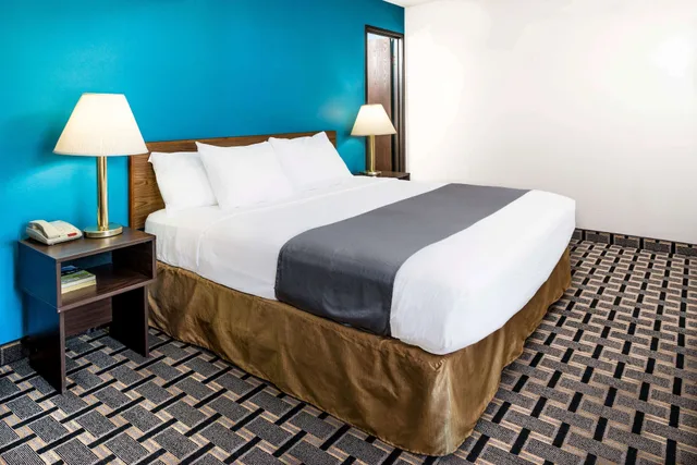 Business, King Bed, Super 8 By Wyndham Lincoln West 4/8