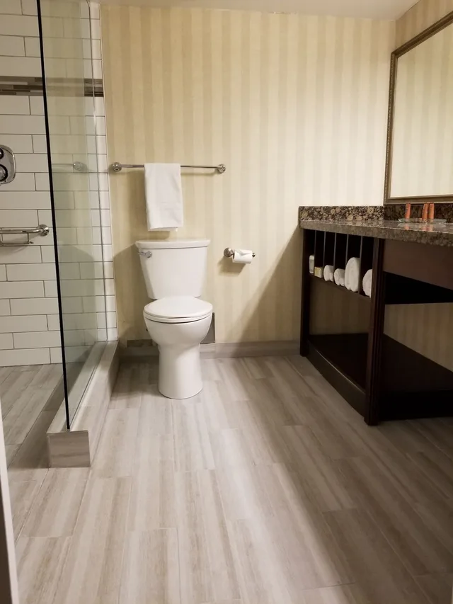 غرفة قياسية بسرير كوين، Prestige Vernon Lodge And Conference Centre 2/3