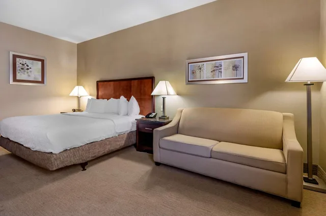 غرفة بسرير كينج بحوض استحمام لذوي الإعاقة، Best Western Plus Inn at Hunt Ridge 3/7