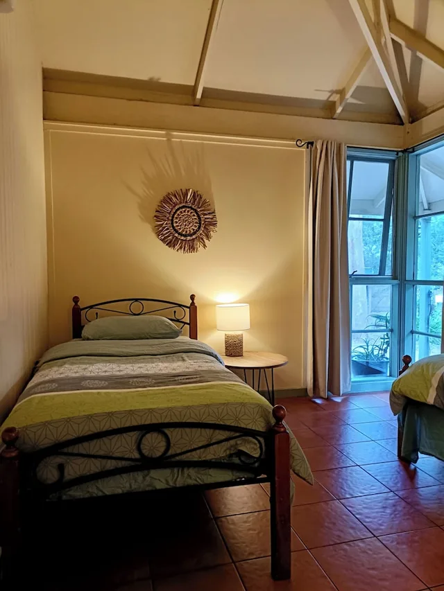 غرفة عائلية بسرير كوين وسريرين منفصلين، Kalimna Woods Cottages 1/5