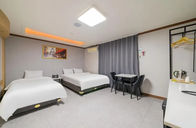 غرفة ديلوكس بسريرين منفصلين وسرير مزدوج وسرير فردي، Donghae Gloria Tourist Hotel 2/3
