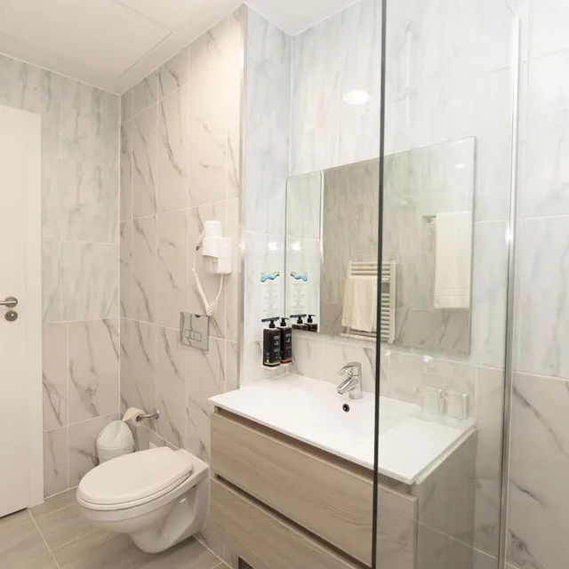 Suite, Continental Hotel 5/8