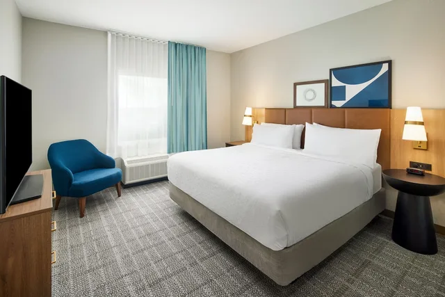 جناح بسرير كينج وسريرين كوين بغرفتي نوم مع أريكة بمطبخ لذوي الإعاقة، Staybridge Suites Auburn University Area An Ihg Hotel 3/5