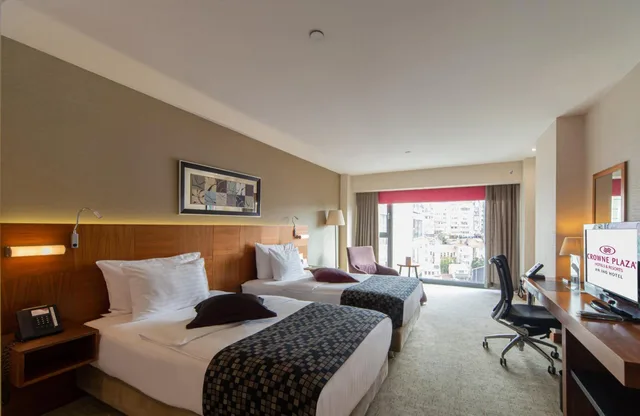 غرفة بريميوم بسرير فردي، Crowne Plaza Istanbul Harbiye Hotel 1/10