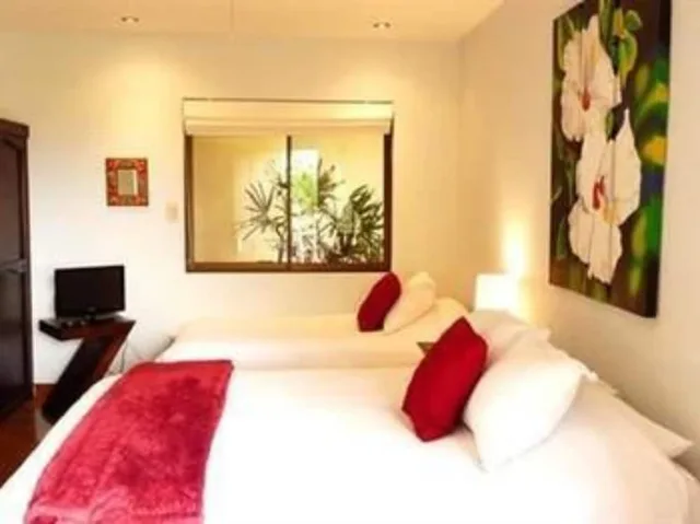 غرفة عائلية بسرير كينج وسريرين كوين، Out of Bounds Hotel 2/3