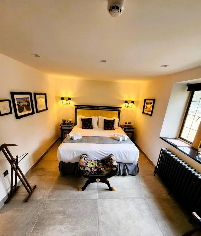 House, Double or Twin Bed، Weston Manor 1/10