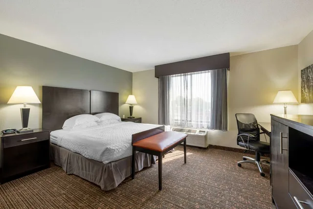 جناح كبير بسرير كينج مع أريكة، Best Western Plus Omaha Airport Inn 2/4