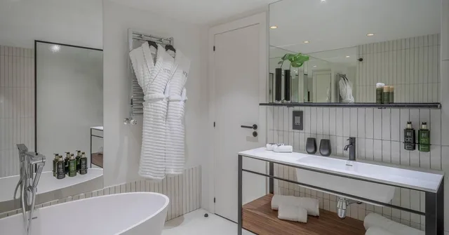 جناح بغرفتي نوم، Melia White House 9/10