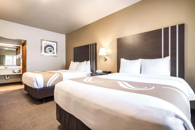 غرفة رباعية بسريرين كوين، Quality Inn & Suites Bainbridge Island 1/2
