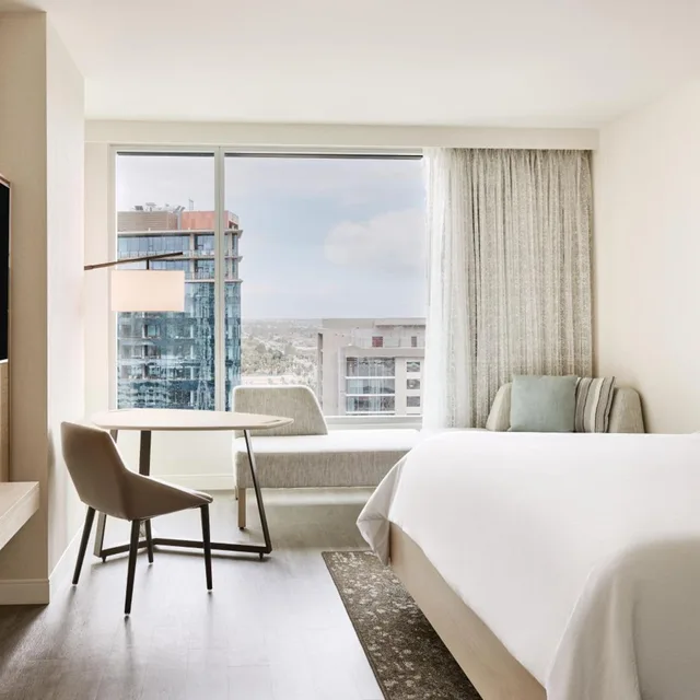 غرفة ديلوكس بسرير كينج بإطلالة على المدينة، The Westin Tempe 1/3