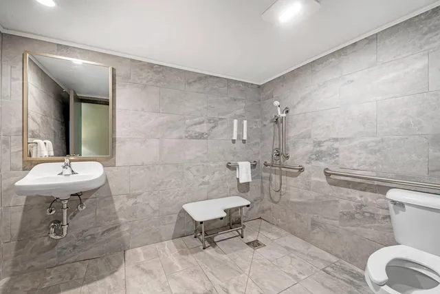 غرفة بسرير كينج لذوي الإعاقة، Fairway Inn and Suites Mishicot - Wi 3/3