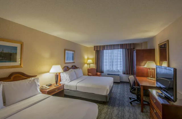 غرفة قياسية بسريرين كوين لذوي الإعاقة، Holiday Inn Arlington at Ballston, an IHG Hotel 1/4