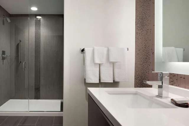 استوديو بسرير كينج، Embassy Suites By Hilton Charlotte Uptown 1/2